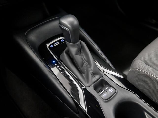 Toyota COROLLA Touring Sports 1.8 Hybrid Active Sport Automaat (NAVIGATIE, CAMERA, ADAPTIVE CRUISE, SPORTSTOELEN, LANE ASSIST, LED KOPLAMPEN, ZWART HEMEL, NIEUWSTAAT)