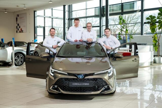 Toyota COROLLA Cross Hybrid 200 Style, BSM, Apple Carplay & Android Auto, Stoelverwarming, Navigatie, Parkeersensoren voor en achter!
