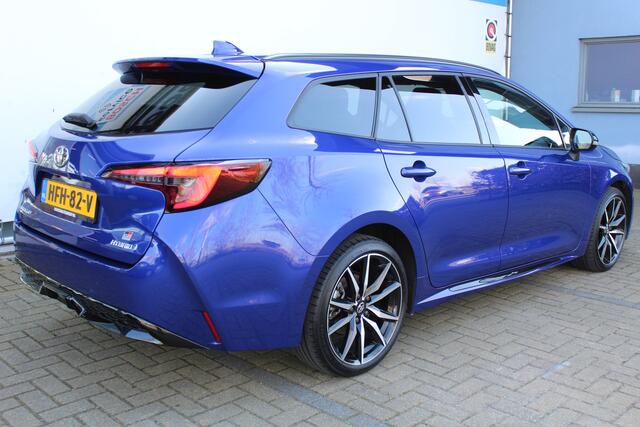 Toyota COROLLA Touring Sports Hybrid 140 GR Sport | Incl. 12 maanden Garantie | Achteruitrijcamera | Adaptive cruise controle | Sportstoelen | Stoelverwarming | DAB | Climate controle | Keyless entry/start | Lane assist | Draadloze telefoonlader | LED Koplampen |