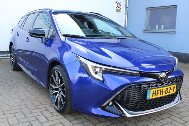 Toyota COROLLA Touring Sports Hybrid 140 GR Sport | Incl. 12 maanden Garantie | Achteruitrijcamera | Adaptive cruise controle | Sportstoelen | Stoelverwarming | DAB | Climate controle | Keyless entry/start | Lane assist | Draadloze telefoonlader | LED Koplampen |