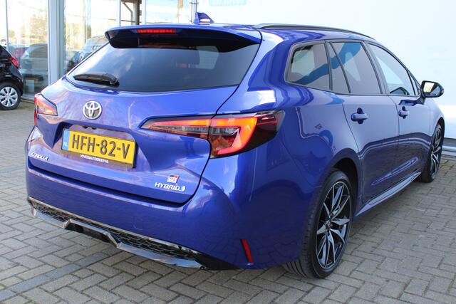 Toyota COROLLA Touring Sports Hybrid 140 GR Sport | Incl. 12 maanden Garantie | Achteruitrijcamera | Adaptive cruise controle | Sportstoelen | Stoelverwarming | DAB | Climate controle | Keyless entry/start | Lane assist | Draadloze telefoonlader | LED Koplampen |