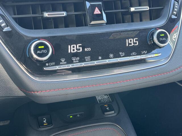 Toyota COROLLA Touring Sports 2.0 Hybrid Executive | Stoel- + stuurverwarming | Carplay | 18 inch LM-velgen | Parkeerassistent |
