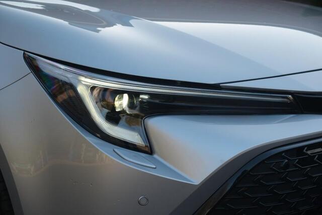 Toyota COROLLA 1.8 Hybrid 140pk CVT Touring Sports First Edition | Climate | Adaptive Cruise | Keyless | Camera | PDC | Elektrische Achterklep | Winter Pakket