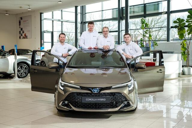 Toyota COROLLA Touring Sports 1.8 Hybrid Dynamic, Stoelverwarming, Apple Carplay/Android Auto, Halfleder, 17" inch lm velgen, 1e Eigenaar!