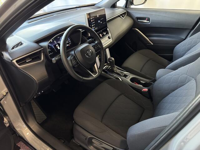 Toyota COROLLA Cross HYBRID 140 STYLE LED KEYLESS CARPLAY NAVI CAMERA STOEL/STUUR VERW. ELEK.KLEP ADAP CRUISE PDC 11/2024
