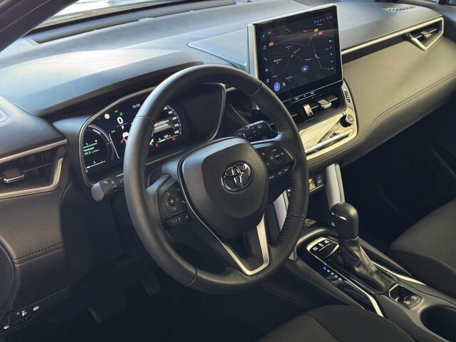 Toyota COROLLA Cross HYBRID 140 STYLE LED KEYLESS CARPLAY NAVI CAMERA STOEL/STUUR VERW. ELEK.KLEP ADAP CRUISE PDC 11/2024