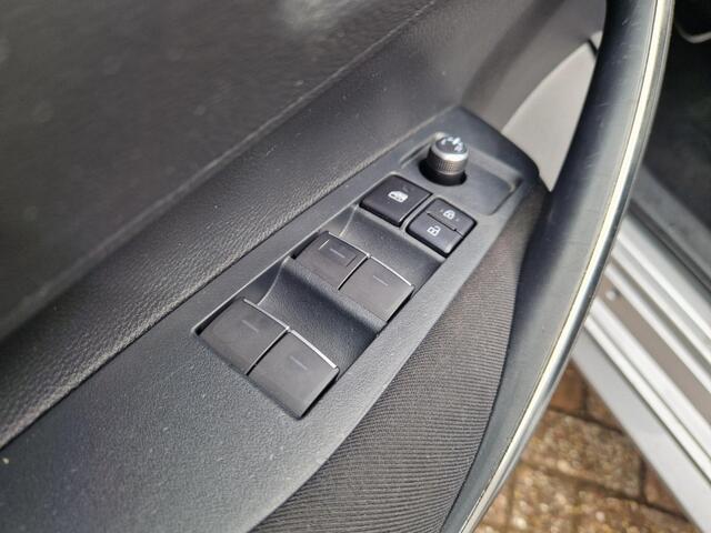 Toyota COROLLA 1.8 Hybrid Business Clima stoelverwarming cruise parkeersensoren