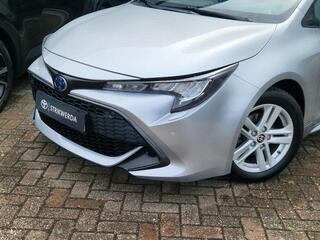 toyota-corolla-1.8-hybrid-business-