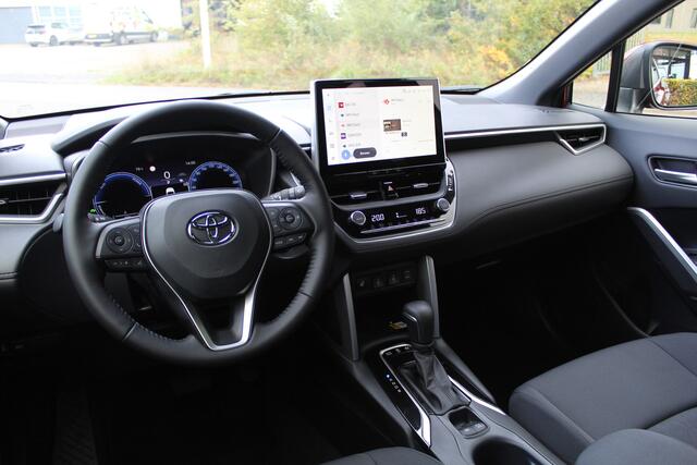 Toyota COROLLA Cross 1.8 Hybrid 140 Style Plus | Rijklaar | Stoel-/stuurverw. | Blind Spot | El.achterklep | Keyless | Adap.cruise | LED | Parkeersens. v+a | Apple/Android | Navi