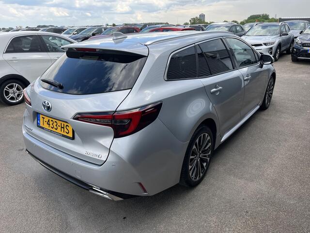 Toyota COROLLA Touring Sports 1.8 Hybrid First Edition Parkeersensoren, Keyless, Elek. Achterklep, NL-auto, Apple CarPlay / Android Auto, LM velgen, Metallic lak, Adaptieve Cruise control, BTW-Auto!