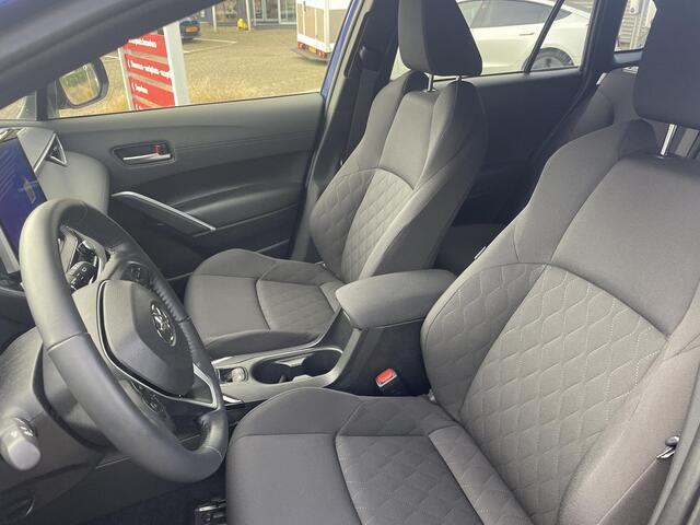 Toyota COROLLA Cross Hybrid 140 Style Bi-Tone | Stuur-/ & Stoelverwarming | Parkeersensoren | Dodehoek detectie | Elektrische kofferbak