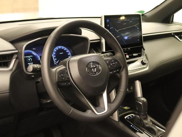 Toyota COROLLA Cross 2.0 High Power Hybrid First Edition - ORIGINEEL NEDERLANDSE AUTO - AFKOMSTIG VAN 1E EIGENAAR - 18 INCH LICHT METALEN VELGEN - DRAADLOZE TELEFOONLADER - ELEKTRISCHE ACHTERKLEP - THUISKOMER - VOORSTOELEN VERWARMD - PARKEERSENSOREN VOOR/ ACHTER - DEELS