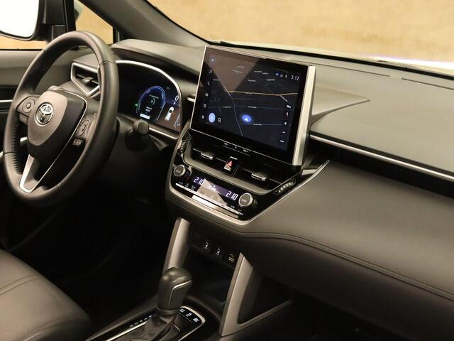 Toyota COROLLA Cross 2.0 High Power Hybrid First Edition - ORIGINEEL NEDERLANDSE AUTO - AFKOMSTIG VAN 1E EIGENAAR - 18 INCH LICHT METALEN VELGEN - DRAADLOZE TELEFOONLADER - ELEKTRISCHE ACHTERKLEP - THUISKOMER - VOORSTOELEN VERWARMD - PARKEERSENSOREN VOOR/ ACHTER - DEELS