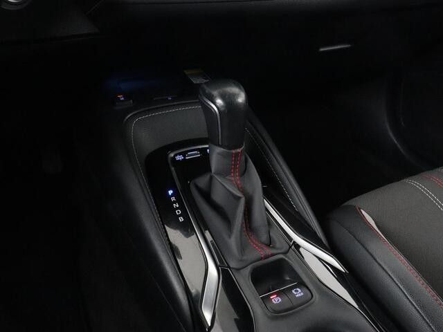 Toyota COROLLA 1.8 Hybrid GR-Sport | Trekhaak | Stoelverwarming | Carplay | Camera | Sportstoelen | Park Assist | Half leder | Adaptive cruise | Climate control | Full LED | Keyless