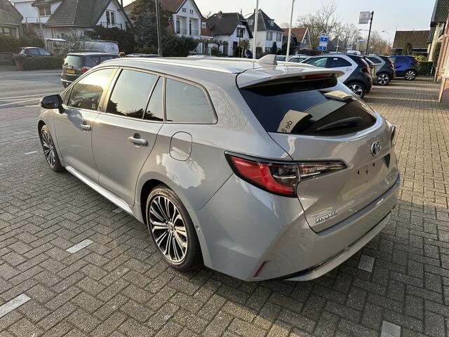 Toyota COROLLA Touring Sports 1.8 Hybrid Dynamic Manhattan Grey, mooiste kleur Automaat stoel- en stuurverwaming / parkeersensoren voor en achter / Blind Spot Monitor / afneembare trekhaak / winterbandenset / Apple Carplay / Android Auto / parkeercamera / Toyota 10 jaar