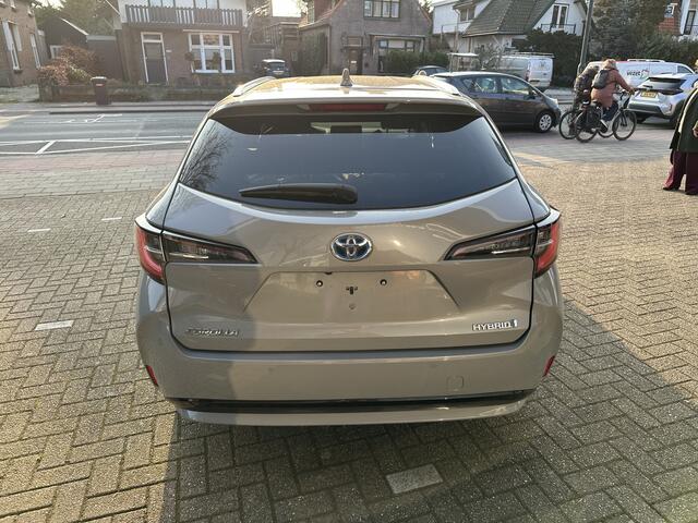 Toyota COROLLA Touring Sports 1.8 Hybrid Dynamic Manhattan Grey, mooiste kleur Automaat stoel- en stuurverwaming / parkeersensoren voor en achter / Blind Spot Monitor / afneembare trekhaak / winterbandenset / Apple Carplay / Android Auto / parkeercamera / Toyota 10 jaar