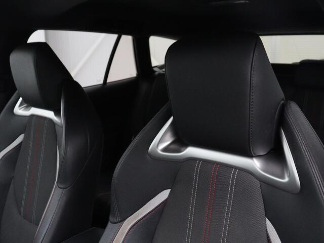 Toyota COROLLA 2.0 Hybrid GR-Sport | Leder/Alcantara | Stoelverwarming | Trekhaak | Sportstoelen | Camera | Carplay | Park Assist | Keyless | Climate control | Full LED | Bluetooth | Getint glas