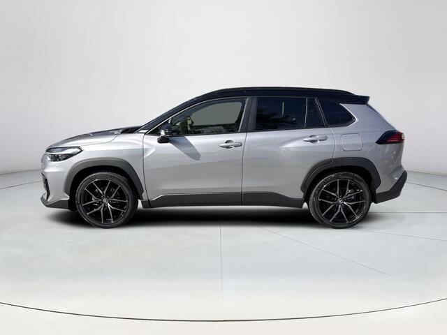 Toyota COROLLA Cross Hybrid 180 GR Sport **METALSTREAM GREY/ GR SPORT PLUS PACK/ DIRECT LEVERBAAR**