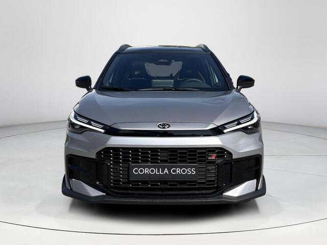 Toyota COROLLA Cross Hybrid 180 GR Sport **METALSTREAM GREY/ GR SPORT PLUS PACK/ DIRECT LEVERBAAR**
