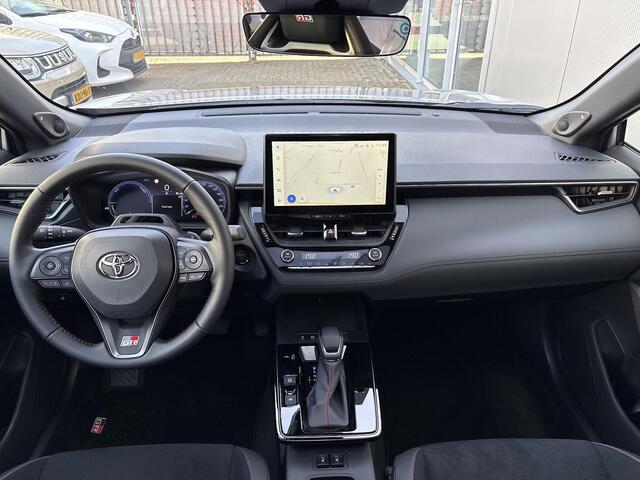 Toyota COROLLA Cross Hybrid 180 GR Sport **METALSTREAM GREY/ GR SPORT PLUS PACK/ DIRECT LEVERBAAR**