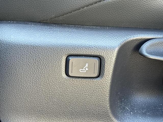 Toyota COROLLA Cross 2.0 High Power Hybrid First Edition **DODEHOEK DETECTIE/ STOELVERWARMING/ KEYLESS**