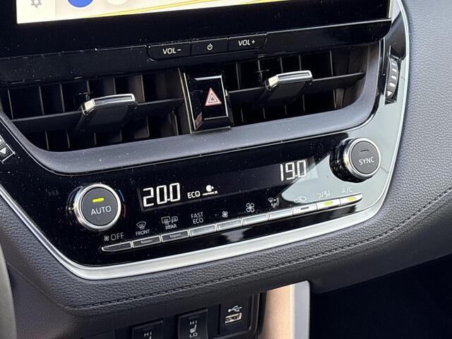 Toyota COROLLA Cross 2.0 High Power Hybrid First Edition **DODEHOEK DETECTIE/ STOELVERWARMING/ KEYLESS**