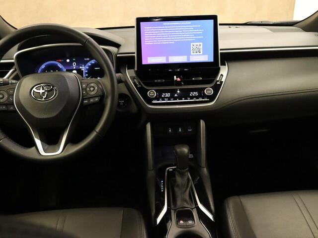 Toyota COROLLA Cross Hybrid 200 Style - ORIGINEEL NEDERLANDSE AUTO - AFNEEMBARE TREKHAAK - 750KG GEREMD TREKGEWICHT - STOEL VERWARMING - ELEKTRISCHE ACHTERKLEP - PARKEERSENOREN VOOR EN ACHTER - DODEHOEK DETECTIE