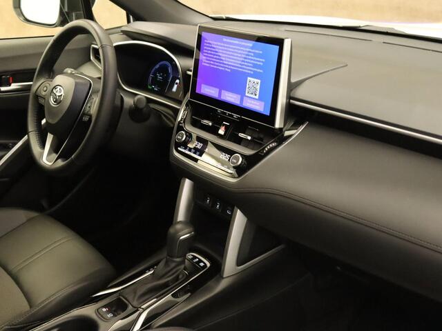 Toyota COROLLA Cross Hybrid 200 Style - ORIGINEEL NEDERLANDSE AUTO - AFNEEMBARE TREKHAAK - 750KG GEREMD TREKGEWICHT - STOEL VERWARMING - ELEKTRISCHE ACHTERKLEP - PARKEERSENOREN VOOR EN ACHTER - DODEHOEK DETECTIE