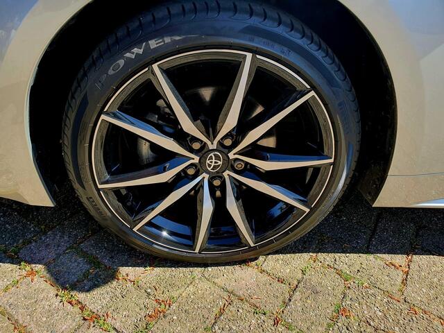 Toyota COROLLA Hybrid 200 GR Sport Pano All-in prijs!