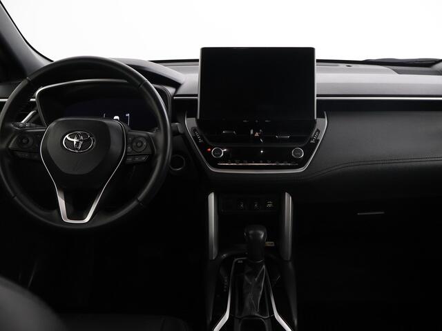 Toyota COROLLA Cross 2.0 High Power Hybrid First Edition | Dodehoekdetectie | Stoelverwarming | Elektrische achterklep | Trekhaak | Parkeersensoren voor+ achter | Adaptive Cruise Control | Apple Carplay/Android Auto |