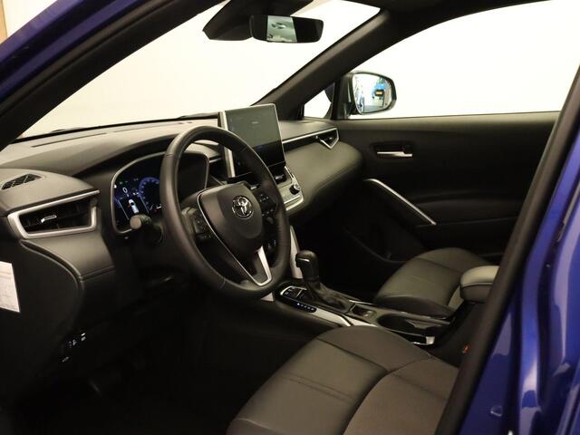 Toyota COROLLA Cross 2.0 High Power Hybrid First Edition - ORIGINEEL NEDERLANDSE AUTO - ELEKTRISCHE ACHTERKLEP - DODEHOEKDETECTIE - STOELVERWARMING VOORSTOELEN - KEYLESS ENTRY/START - APPLE CARPLAY/ANDROID AUTO - CRUISE CONTROL ADAPTIEF