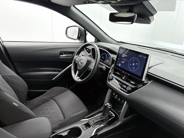 Toyota COROLLA Cross Hybrid 200 Style | BTW voertuig | Dodehoek detectie | Stoel+stuurverwarming | Parkeersensoren voor+achter | Elektrische achterklep | Draadloze telefoonlader | Trekhaak | Apple CarPlay/Android auto |