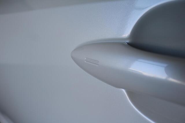 Toyota COROLLA 1.8 Hybrid Executive Bi-Tone Limited, Leder, Parkeersensoren, 18 inch LM velgen