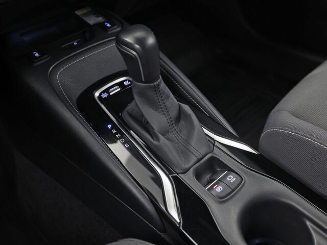 Toyota COROLLA 1.8 Hybrid Sport Automaat (VIRTUAL COCKPIT, APPLE CARPLAY, CAMERA, STUUR/STOELVERWARMING, SPORTSTOELEN, ADAPTIVE CRUISE, ZWART HEMEL, NIEUWE APK, NIEUWSTAAT)