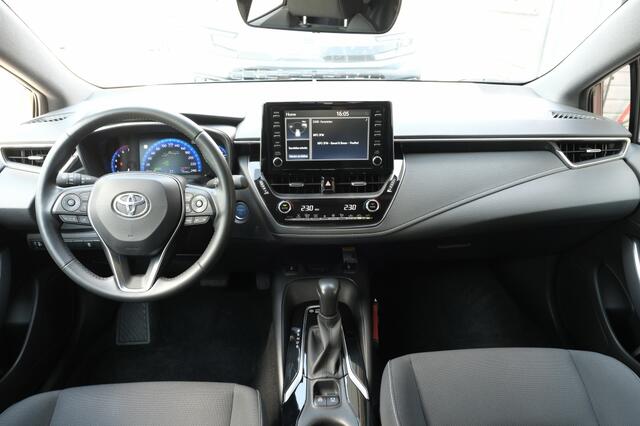 Toyota COROLLA 1.8 Hybrid Dynamic Automaat | Apple Carplay / Android auto | Stoelverwarming | 7 inch digitaal instrumentenpaneel | Regensensor | Automatisch dimmende binnenspiegel | Schakelflippers achter stuur (al