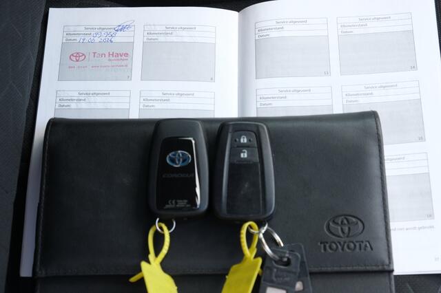 Toyota COROLLA 1.8 Hybrid Dynamic Automaat | Apple Carplay / Android auto | Stoelverwarming | 7 inch digitaal instrumentenpaneel | Regensensor | Automatisch dimmende binnenspiegel | Schakelflippers achter stuur (al