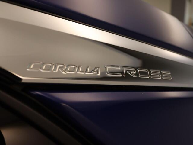 Toyota COROLLA Cross 2.0 High Power Hybrid First Edition - CAMERA - LENDENSTEUN BESTUURDERSSTOEL - 18 INCH LICHT METALEN VELGEN - PANORAMADAK - 4 SEIZOENENBANDEN - PARKEERSENSOREN VOOR/ ACHTER - NAVIGATIE - CLIMATE CONTROL - VOORSTOELEN VERWARMD - STUUR VERWARMD - ELEKTRISCHE ACHTERKLEP