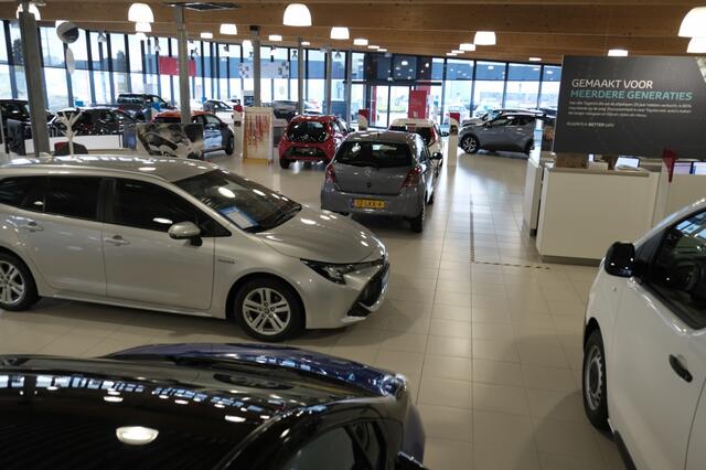 Toyota COROLLA Touring Sports 2.0 Hybrid First Edition automaat | Apple Carplay / Android auto | 17" lichtmetalen velg | Toyota Touch® 2 Go Plus navigatiesysteem | Regensensor | Mistlampen voor | Automatisch inklapbare en verwarmb