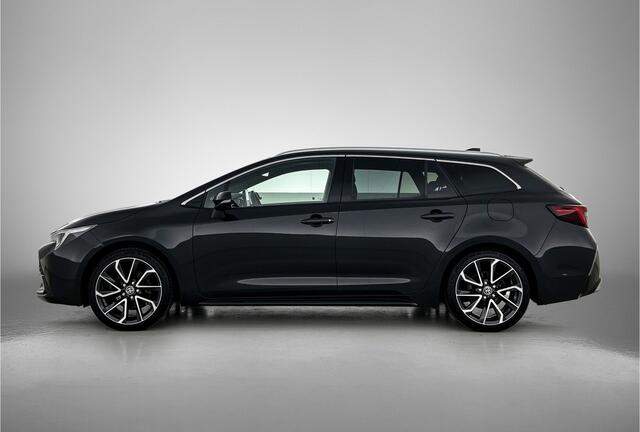 Toyota COROLLA Touring Sports Hybrid 200 Executive | BTW voertuig | JBL | Head-Up Display | Dodehoek detectie | Parkeersensoren voor+achter | Lederen bekleding | Stoel+stuurverwarming | Navigatie | Apple CarPlay/Android Auto | Cruise Control