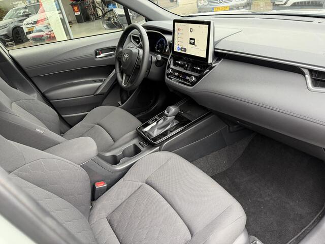 Toyota COROLLA Cross Hybrid 140 Dynamic DODEHOEK DETECTIE | LANE ASSISTENT | ACHTERUIT RIJ CAMERA | NEDERLANDSE AUTO | LED PAKKET | NAVIGATIE | DAB RADIO | ADAPTIVE CRUISECONTROL| PARKEERSENSOREN | STOEL / STUUR VERWARMING |