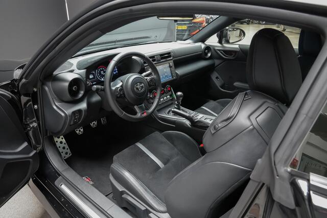 Toyota GR86 235pk 2.4 Premium AUTOMAAT |Apple Carplay|blind spot|sportstoelen|camera|bluetooth|cruise control|stoelverwarming|LED-verlichting|18"|