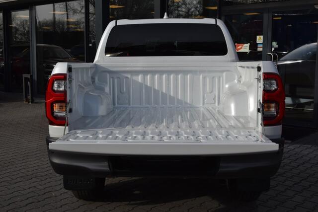Toyota HI-LUX 2.8 D-4D DUBBEL CABINE INVINCIBLE A/T BE TREKKER 5 SITZ VAN