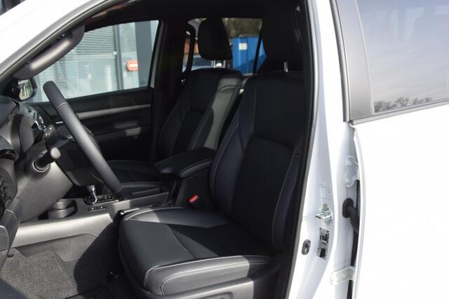 Toyota HI-LUX 2.8 D-4D DUBBEL CABINE INVINCIBLE A/T BE TREKKER 5 SITZ VAN