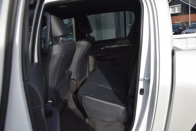 Toyota HI-LUX 2.8 D-4D DUBBEL CABINE INVINCIBLE A/T BE TREKKER 5 SITZ VAN