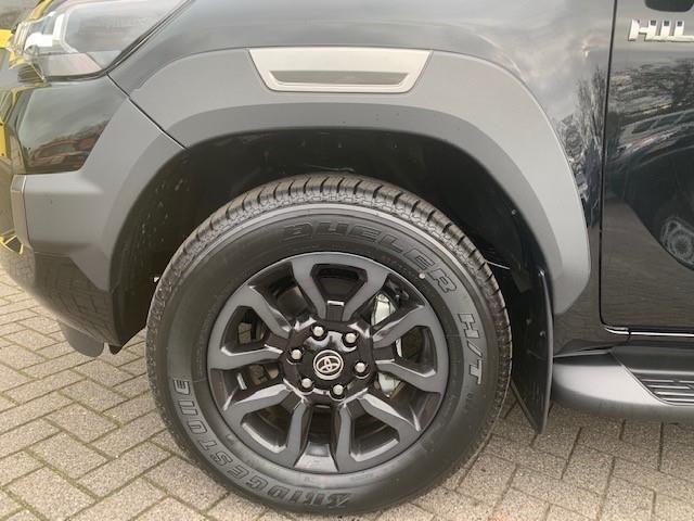Toyota HI-LUX HiLux 2.8 D-4D Xtra Cab Invincible