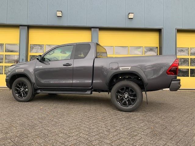 Toyota HI-LUX HiLux 2.8 D-4D Xtra Cab Invincible