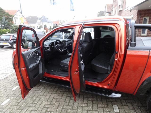 Toyota HI-LUX HiLux 1.9 Isuzu D-Max Double Cab verlengd 5-persoons V-Cross Automaat BPM-vrij / 20 december 2024 / meest luxe uitvoering / trekhaak / lederen bekleding / Apple carplay / Android Auto / groot scherm / camera
