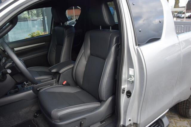 Toyota HI-LUX 2.8 D-4D X-TRA CAB INVINCIBLE A/T