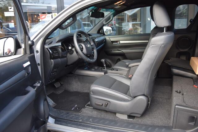 Toyota HI-LUX 2.8 D-4D X-TRA CAB INVINCIBLE A/T