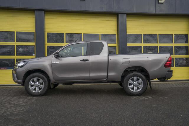 Toyota HI-LUX HiLux 2.4 D-4D-F Xtra Cab Professional Navi